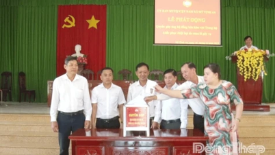 My Tinh An-kommunen: Bidro med mer enn 208 millioner dong for å støtte mennesker i den sentrale regionen som er rammet av flom.