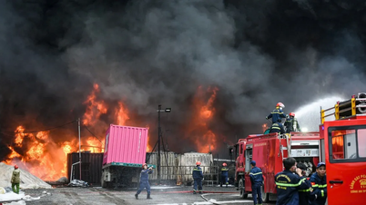 Đà Nẵng: Cháy lớn tại một bãi xe chở hàng