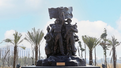 Ferdigstillelse av Vietnam-Laos-soldatstatueklynge, feirer 50-årsjubileet for Laos nasjonaldag