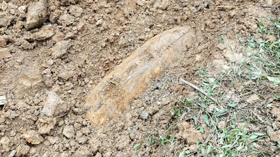 Múc đất làm nền nhà, phát hiện quả bom dài khoảng 1m