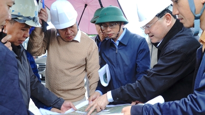 시 인민위원회 위원장인 응우옌 카크 토안이 현장의 주요 프로젝트를 시찰했습니다.