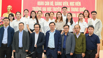 Çin İletişim Üniversitesi'nden bir heyet Nhan Dan Gazetesi'ni ziyaret etti ve gazetede çalıştı