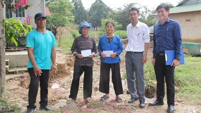 Institutionen för vetenskap och teknik besökte och gav gåvor till hushåll i byn Mlieng som drabbats av skador på grund av översvämningar.