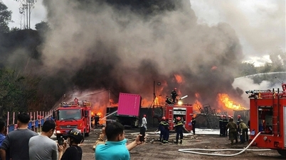 Velký požár s mnoha explozemi ve skladu zboží za všeobecnou nemocnicí Hoa Vang