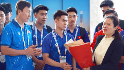 U22 Việt Nam được chào đón nồng nhiệt tại Thái Lan