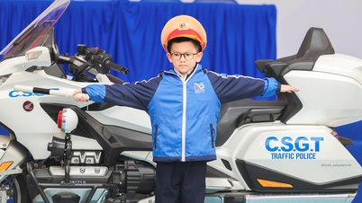 يستمتع طلاب هانوي بتجربة كونهم ضباط شرطة، وينظمون حركة المرور