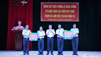 Komandan Penjaga Pantai Vietnam mengunjungi dan bekerja di Skuadron 42