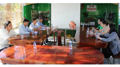 Керівники газети, радіо та телебачення Донг Тхап співпрацювали з районом Мі Тра над координацією пропаганди.