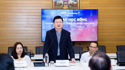 एक्ज़िमबैंक ने हो ची मिन्ह सिटी यूनिवर्सिटी ऑफ़ इकोनॉमिक्स के छात्रों को 300 मिलियन VND की छात्रवृत्ति प्रदान की