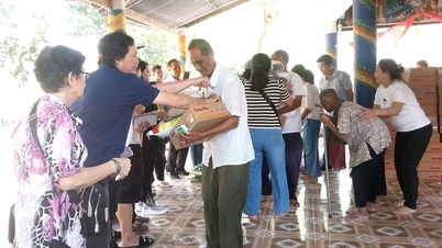 Het uitreiken van 200 geschenken aan het Khmer-volk in de gemeente An Cu en de wijk Tinh Bien