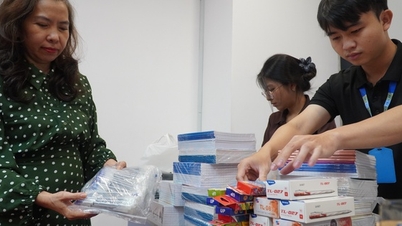 VIDEO: Universitas Hoa Sen bekerja sama dengan program "Pengumpulan buku catatan untuk mahasiswa di daerah terdampak bencana"