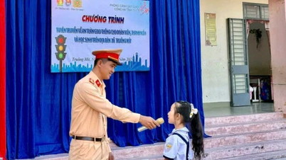 チュオンミットコミューンの生徒への交通安全宣伝