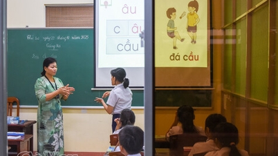 Une enseignante enseigne aux enfants sourds le langage du cœur