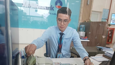 Sebuah bank mengurangkan rekod 72 pejabat transaksi, mengetuai sistem