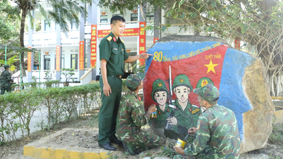 Pinceladas pintam a Ilha Hon Tre de forma colorida.