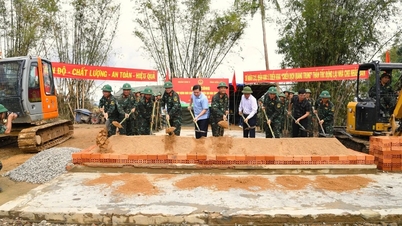 انکل ہو کے سپاہیوں نے دھوپ اور بارش کا مقابلہ کرتے ہوئے لوگوں کے لیے گھر بنائے...