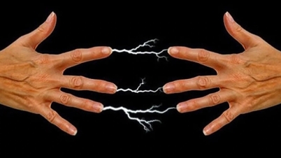 لماذا في الشتاء أشعر بصدمة كهربائية وأسمع صوت طقطقة كهربائية في كل مكان ألمسه؟