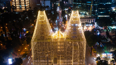 1.000 km LED-Lichter erleuchten die Kathedrale Notre Dame in dieser Weihnachtszeit