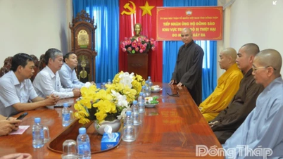 Het uitvoerend comité van de Vietnamese boeddhistische Sangha in de provincie Dong Thap doneerde 100 miljoen VND om mensen te steunen die getroffen zijn door de overstromingen.