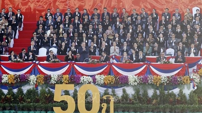 ト・ラム事務総長夫妻がラオス建国記念日50周年記念式典に出席