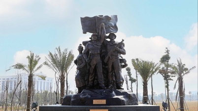 Торжественное открытие комплекса статуй солидарности и дружбы с Лаосом в Музее военной истории Вьетнама