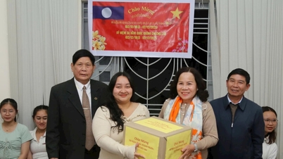 Vietnam - Laos vänskapsförening i Lam Dong-provinsen besökte och gav gåvor till laotiska studenter