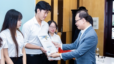 Eximbank memberikan beasiswa senilai 300 juta VND kepada mahasiswa Universitas Ekonomi Kota Ho Chi Minh