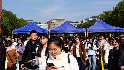 Jutaan orang berebut mengikuti ujian pegawai negeri, berharap mendapatkan pekerjaan tetap seumur hidup.