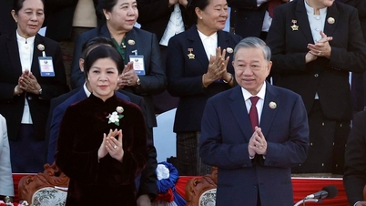 [ຮູບ​ພາບ] ທ່ານ​ເລຂາທິການ​ໃຫຍ່ To Lam ພ້ອມ​ດ້ວຍ​ພັນ​ລະ​ຍາ​ເຂົ້າ​ຮ່ວມ​ພິທີ​ສະ​ເຫຼີ​ມສະຫຼອງ 50 ປີ​ແຫ່ງ​ວັນ​ຊາດ​ລາວ