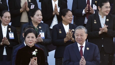 Ο Γενικός Γραμματέας Το Λαμ και η σύζυγός του παρευρίσκονται στον εορτασμό και την παρέλαση της 50ής επετείου της Εθνικής Ημέρας του Λάος.