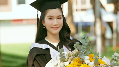 Naib juara Phuong Anh menerima biasiswa kedoktoran 3 bilion VND