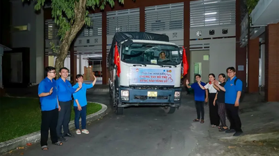 El barrio de Ninh Kieu lanzó un viaje en autobús para apoyar a las personas afectadas por tormentas e inundaciones.