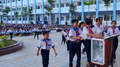 Γυμνάσιο Χο Θι Κι: Έναρξη κινήματος για δωρεές και κοινοποίηση δυσκολιών με ανθρώπους στην κεντρική περιοχή.