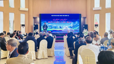 A Associação de Literatura e Artes da Província de Quang Tri se reúne com estudantes de Letras.