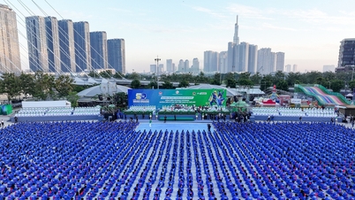 60,000 छात्रों ने एक साथ विवोनाम मार्शल आर्ट संगीत का प्रदर्शन किया, जिससे वियतनाम और विश्व में 'दोहरा रिकॉर्ड' स्थापित हुआ
