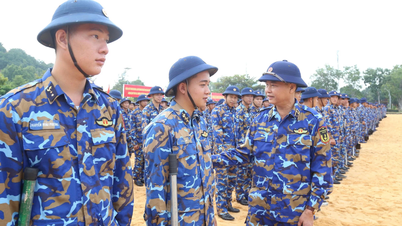 Η Ναυτική Περιοχή 4 ξεκίνησε την «Εκστρατεία Quang Trung» για να βοηθήσει τους ανθρώπους να χτίσουν και να επισκευάσουν σπίτια.