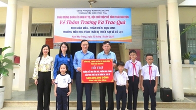 Thai Nguyen-provinsen ger gåvor till människor och skolor i Khanh Hoa-provinsen som skadats av översvämningar.