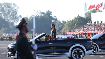 Mobil listrik Vietnam tampil menonjol di parade perayaan Hari Nasional Laos