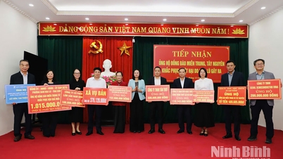 ຄະນະ​ກຳມະການ​ສູນ​ກາງ​ແນວ​ໂຮມ​ປະ​ເທດ​ຊາດ​ຫວຽດນາມ ​ໄດ້​ຈັດ​ຕັ້ງ​ເພື່ອ​ຮັບ​ເອົາ​ການ​ໜູນ​ຊ່ວຍ​ປະຊາຊົນ​ເຂດ​ພູດ​ອຍພາກ​ກາງ ​ແລະ ພາກ​ກາງ.