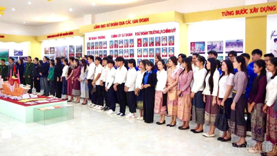 Une délégation du Collège professionnel de Yen Bai a organisé une visite de la Division 355 pour des étudiants laotiens.