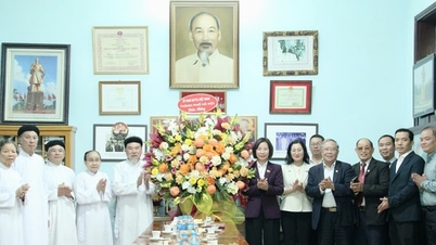 ブイ・フエン・マイ同志がハノイ首都のカオダイ教団を訪問し、祝意を表した。