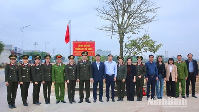 איגוד נשות השוטרים המחוזי הציב שלט לפרויקט "דרך הדגל הלאומית" והפיץ את החוק בקומונה של קוואנג ת'יאן.