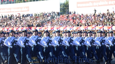 Fotósorozat a laoszi nemzeti ünnep 50. évfordulóját ünneplő felvonulásról
