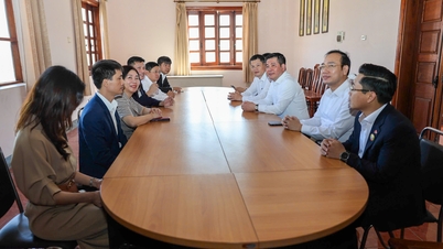 Menteri Nguyen Hong Dien mengunjungi dan bekerja sama dengan Kantor Perdagangan Vietnam di Laos