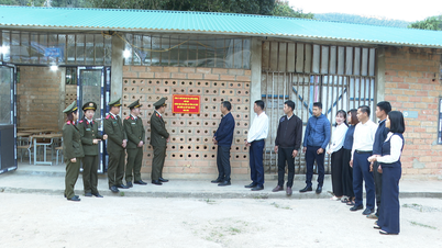 Entrega de salas de aula e concessão de bolsas de estudo a alunos da escola Mo Chi.