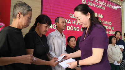 A cidade de Hue oferece presentes a moradores e escolas de Khanh Hoa afetados pelas enchentes.
