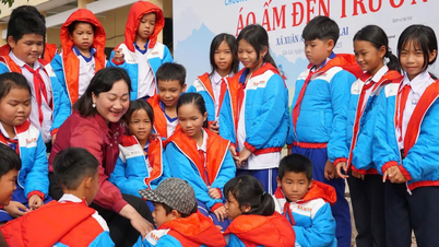 El programa "Ropa de abrigo para la escuela" llega a los estudiantes de las zonas afectadas por las inundaciones en Gia Lai.
