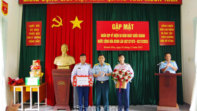 בית הספר לקציני חיל האוויר נפגש לחגוג 50 שנה ליום הלאומי של הרפובליקה הדמוקרטית העממית של לאוס