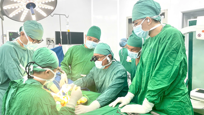 খান হোয়া জেনারেল হাসপাতাল পেশী, হাড় এবং জয়েন্টের রোগ পরীক্ষা এবং অস্ত্রোপচারের জন্য বিশেষজ্ঞদের সাথে সহযোগিতা করে।