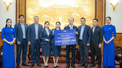 La Banque commerciale militaire par actions contribue à hauteur de 3 milliards de VND pour soutenir la ville de Hué face aux conséquences des catastrophes naturelles.